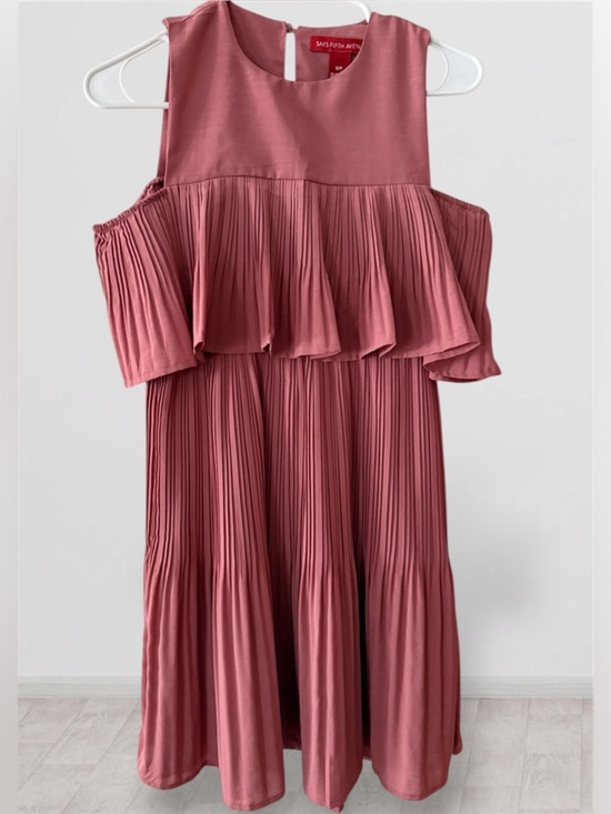 Saks Fifth Avenue Dresses & Skirts - Saks Fifth Avenue Pleated Cold Shoulder Tiered Dress in Rose - Size S
